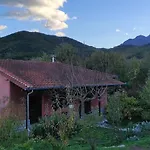 Сasa de vacaciones The Strawhouse Under The Mountain *