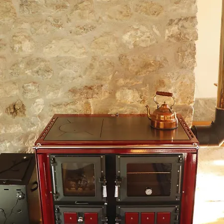 The Strawhouse Under The Mountain *