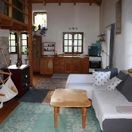 The Strawhouse Under The Mountain Gorgogiri