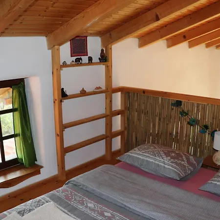 The Strawhouse Under The Mountain * Gorgogiri