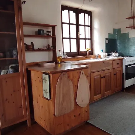 The Strawhouse Under The Mountain * Gorgogiri