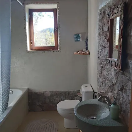 The Strawhouse Under The Mountain