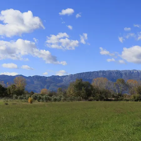 The Strawhouse Under The Mountain